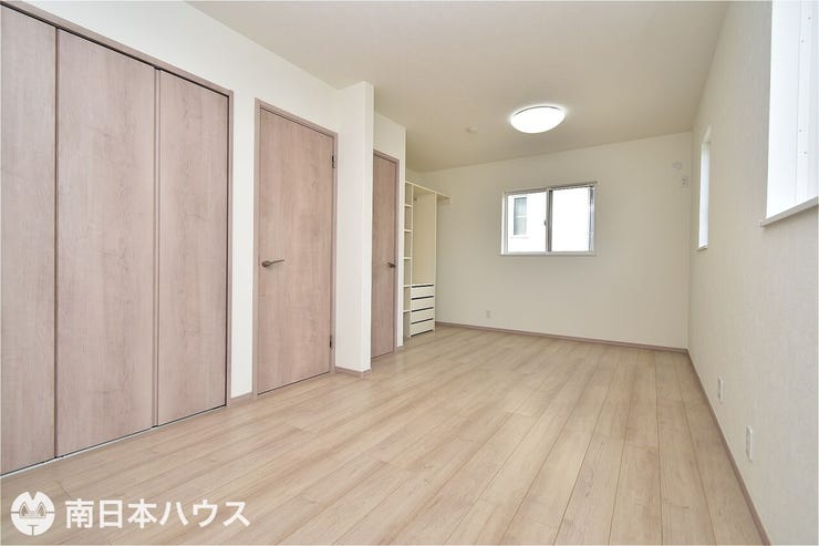 【洋室】4.5帖の洋室です!現況は仕切りがなくご家族構成に合わせた利用ができます♪