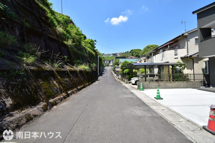 【前面道路】南向きの前面道路幅は約4.7mです!交通量の少ない団地内の道路で静かな住環境です♪
