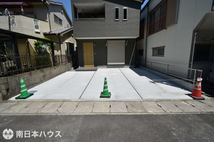 【駐車場】駐車2台!車2台と自転車やバイクも置ける余裕があります♪