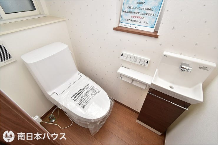 【トイレ】1階トイレ!温水洗浄便座機能付き、手洗い器もあり来客の際にも便利です♪