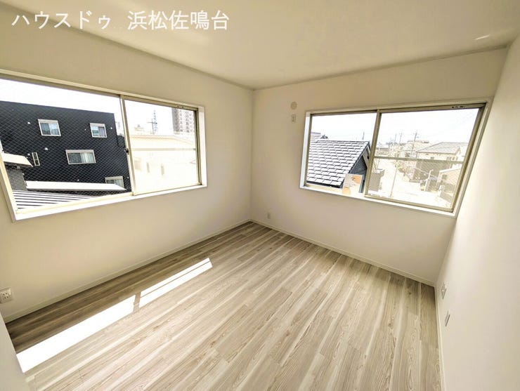 〈リフォーム済〉3階南東洋室。南・東とも採光充分のお部屋になっております。