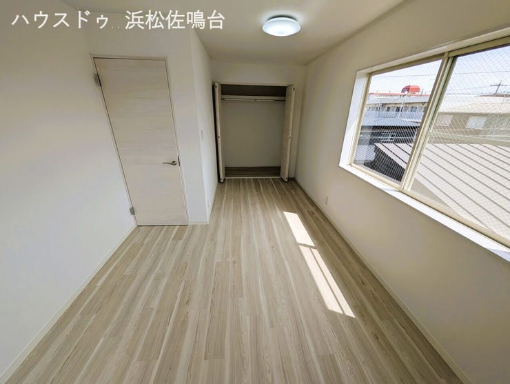 〈リフォーム済〉3階南東洋室別角度。クロス・床・照明器具はもちろん、ドアとクローゼット建具新品です。