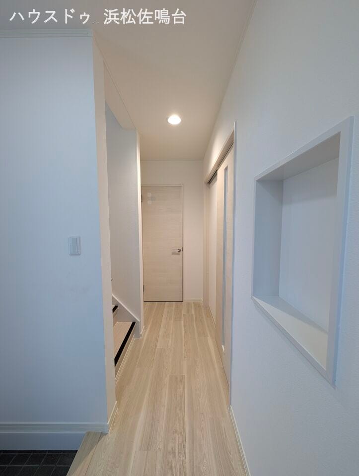 〈リフォーム済〉1階廊下全景。新品建具(ドア)類と床の相性が良く、優しい色合いでまとまった空間になりました(^-^)