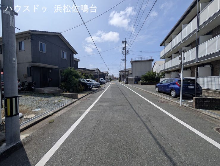 前面道路全景。道幅は広く車の出入りもスムーズです。