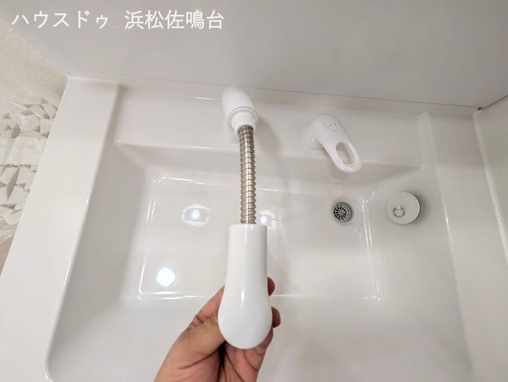 〈リフォーム済〉シャワー付き洗面化粧台のシャワーを伸ばして、くるっと回せは、お掃除が楽々♪