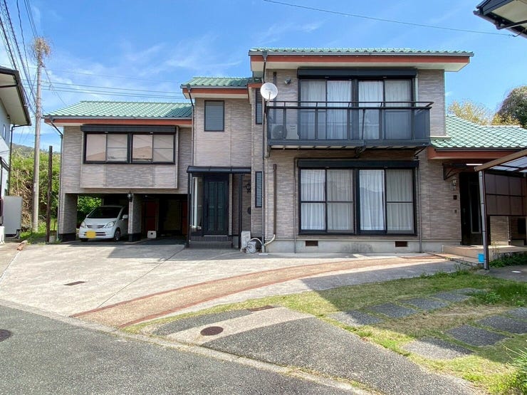 【外観】
ビルトインガレージ付きのお家です♪