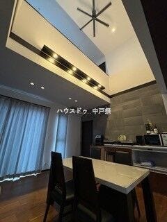 吹抜けの開放感あるリビング