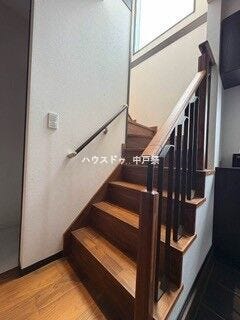 日差し差し込む明るい階段