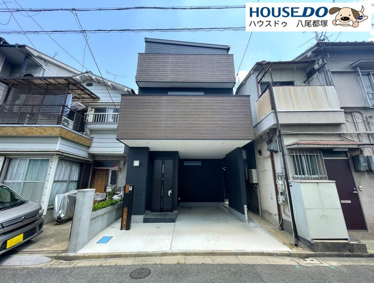 【外観】
駐車場付きの3階建て住宅です!