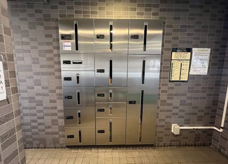 不在時でも荷物を安全に受け取れる便利な宅配ボックスです。再配達の手間を省き、時間を気にせず外出できるのが魅力。ネットショッピングの利用が多い現代の暮らしに欠かせない、快適な生活を支える安心の設備です。