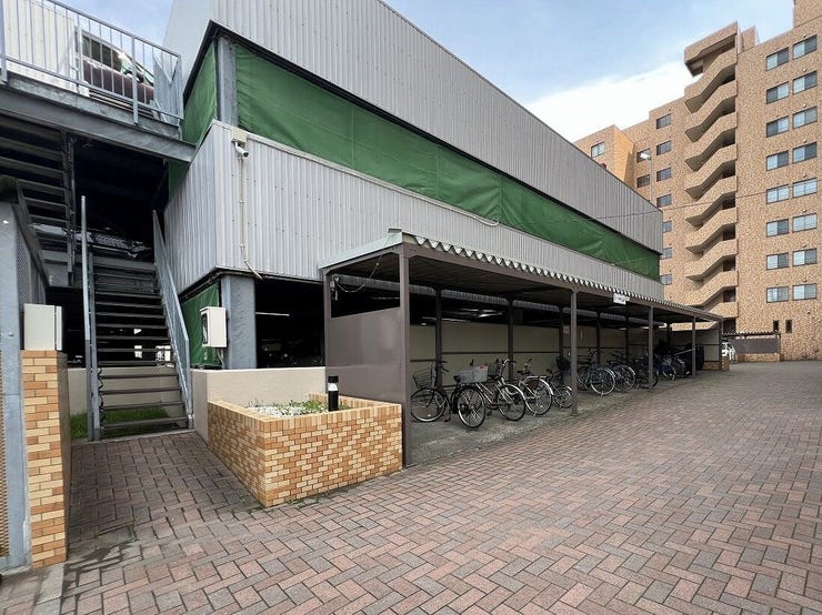 通勤・通学や買い物に便利な自転車を、安全に保管できる駐輪場です。整理されたスペースで出し入れもしやすく、大切な自転車をきれいに維持できます。毎日の快適な移動を支える安心の設備です。
