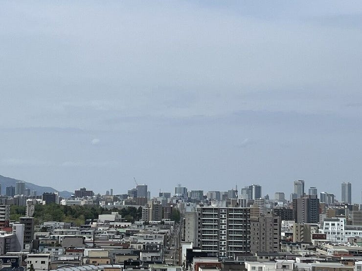8階・角部屋からの圧倒的な開放感を楽しめる眺望です。周囲に遮る高い建物がなく、札幌の街並みや遠くの山々まで一望できる贅沢なロケーション。抜けるような広い空を身近に感じ、日々の暮らしに癒やしを与えます。