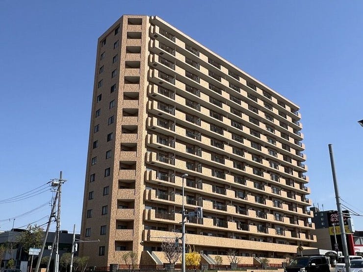 【外観】
総戸数136戸の大規模マンション。重厚感ある外観と整備された共用部、日勤管理で安心感のある住環境が魅力。