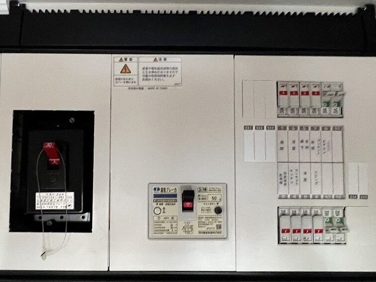 安心・安全な暮らしを支える最新のブレーカーです。電気の使い過ぎや漏電を瞬時に検知して自動遮断し、大切な住まいと家族をトラブルから守ります。すっきりしたデザインも魅力です。
