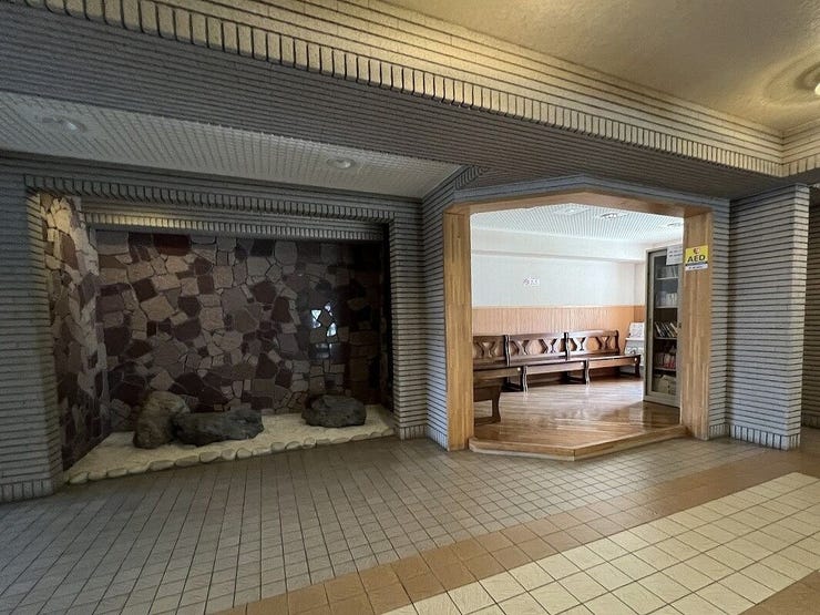 落ち着いた色調や洗練されたデザインが、住まいの格式の高さを物語る上品なエントランスです。訪れるゲストに好印象を与え、住まう人を心地よく迎え入れる、毎日の送り迎えにふさわしい贅沢な空間です。