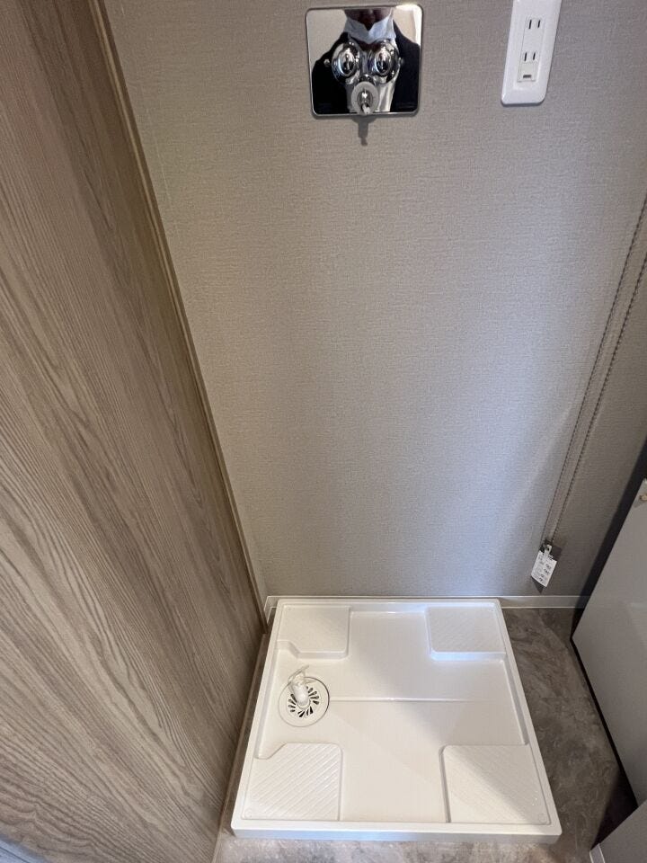 洗面所内にあり、脱衣から洗濯への動線がスムーズな洗濯機置き場です。上部に棚を設置できるゆとりがあり、洗剤やネットをすっきり収納可能。キッチンからのアクセスも良く、忙しい家事の時間をぐっと短縮できます。