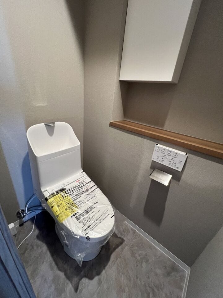 清潔感溢れる快適なトイレ空間です。温水洗浄便座などの充実した機能に加え、お手入れがしやすいスマートなデザインを採用。毎日使う場所だからこそ、心地よさと使いやすさにこだわり、お掃除の手間も軽減します。