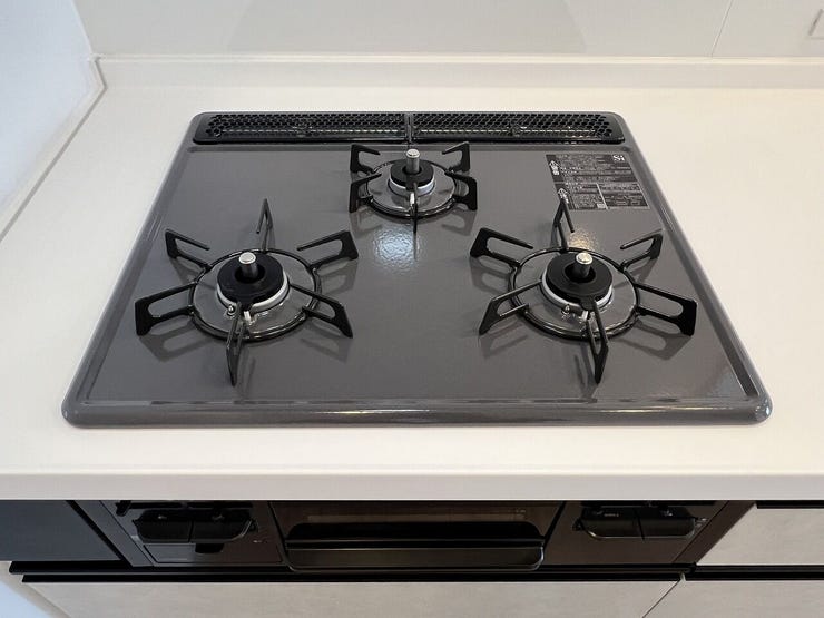 3口コンロは、主菜・副菜・汁物を同時に調理できるため、忙しい時間帯の家事効率が大幅にアップします。また、奥の小コンロは煮込み料理や保温、ケトルでの湯沸かしに便利で、手際のよい並行調理が可能です。
