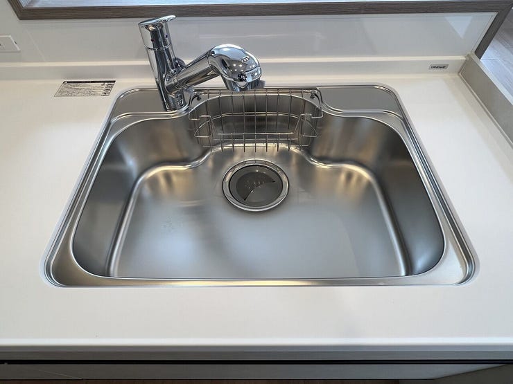 ワイドで使いやすいシンクは、大きな鍋やフライパンも楽に洗えて毎日の片付けがスムーズです。水はね音を抑える静音設計や、汚れがつきにくくお手入れが簡単な素材など、美しさと高い機能性を兼ね備えています。