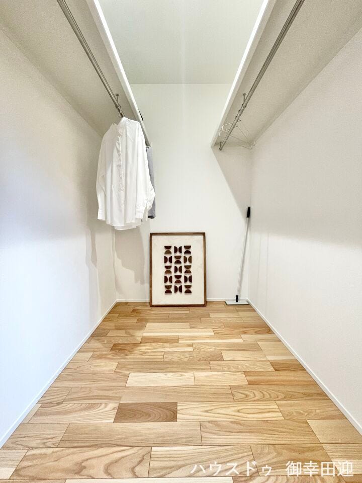 ■WIC■衣類から小物まで一ヶ所に集約。整理整頓がしやすく、毎日のコーディネートが楽しくなるゆとりの収納です。