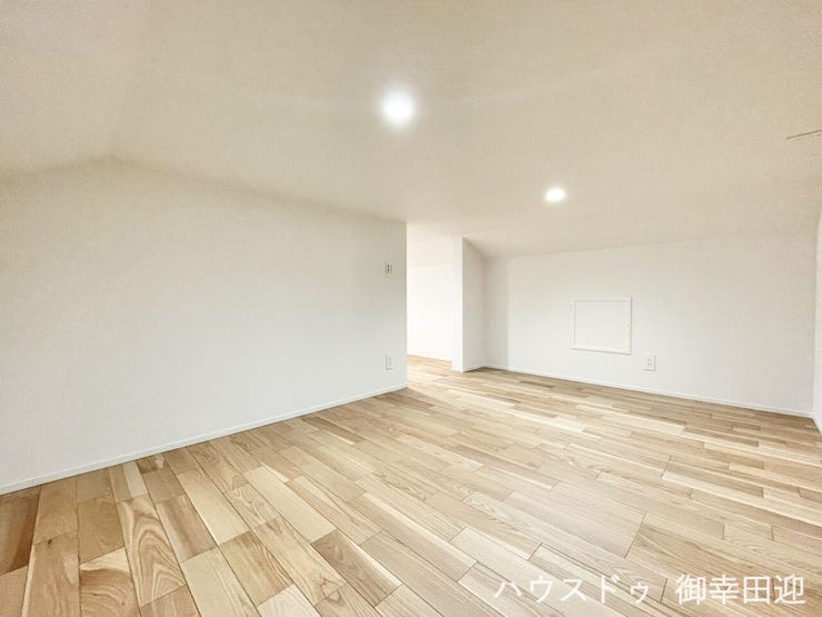 ■2階ロフト■「+α」の空間が、暮らしにゆとりをくれる。収納としてはもちろん、ワークスペースや読書スペースとしても。住む人のイマジネーションに合わせて自在に変化する、機能的なマルチスペース。