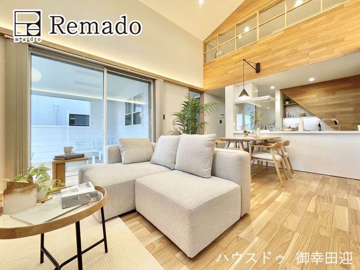 【リビング】
■家族の笑顔が集う中心地■お気に入りの家具を迎え、窓からは心地の良い光が差し込みます。