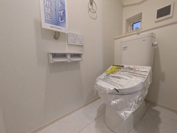 ■温水洗浄便座付きトイレ■
白を基調とした清潔感のある空間。シンプルな内装と、自然光が入る小窓が合わさり、圧迫感の少ない落ち着いた雰囲気に整えられています。毎日の快適な使用に配慮された仕様です。