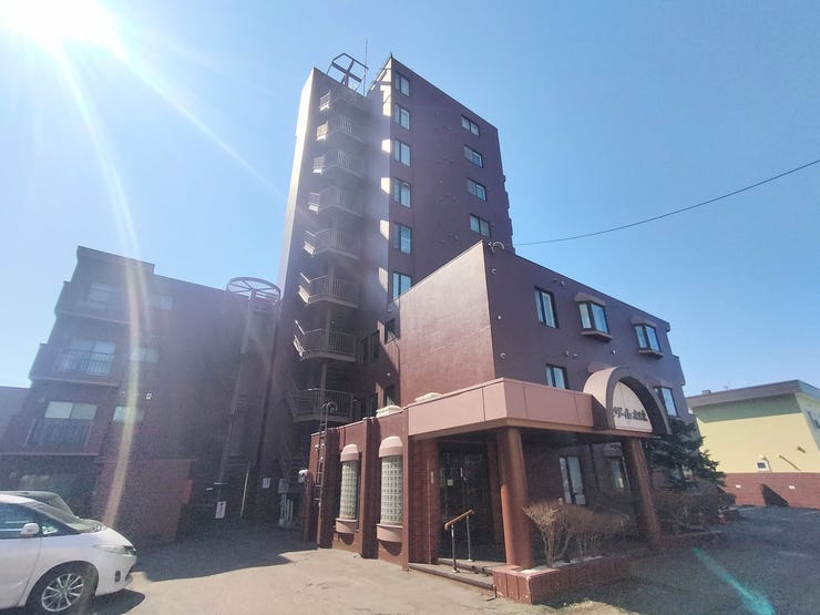 【外観】
エントランスは屋根がついている為雨や雪の日でも安心です!