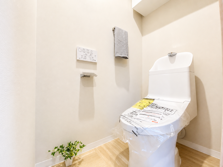 【トイレ】明るく、ひろびろとしたトイレです。掃除もしやすく、綺麗を保てます。ご自分の好きなアロマや芳香剤を置いて落ち着く空間を演出するもの良いですね♪1人になれる空間ですから、リラックスしたいですね。