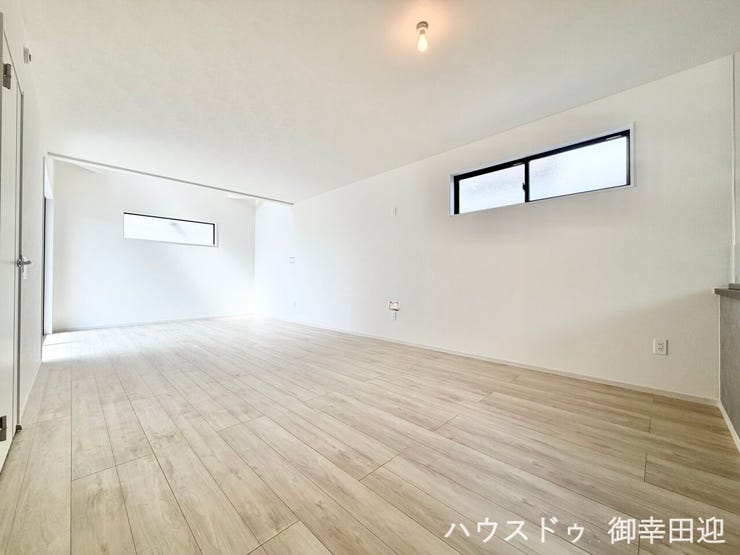 ■安らぎと笑顔の中心地■陽光が優しく降り注ぎ、会話が自然と弾む。ここでは、毎日が特別な時間へと変わります。