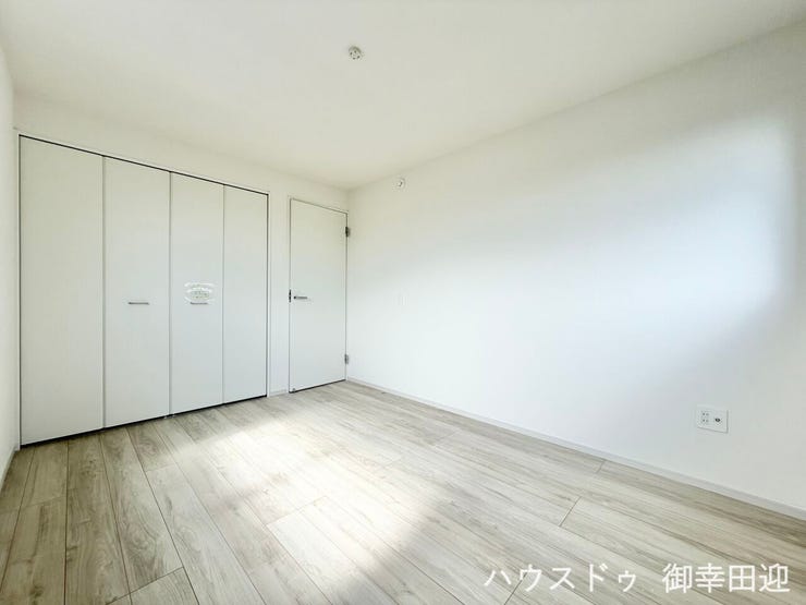 ■2階6帖洋室■寝室、書斎、趣味の部屋。家族の成長やライフスタイルに合わせ、様々な使い方ができる快適な空間です。