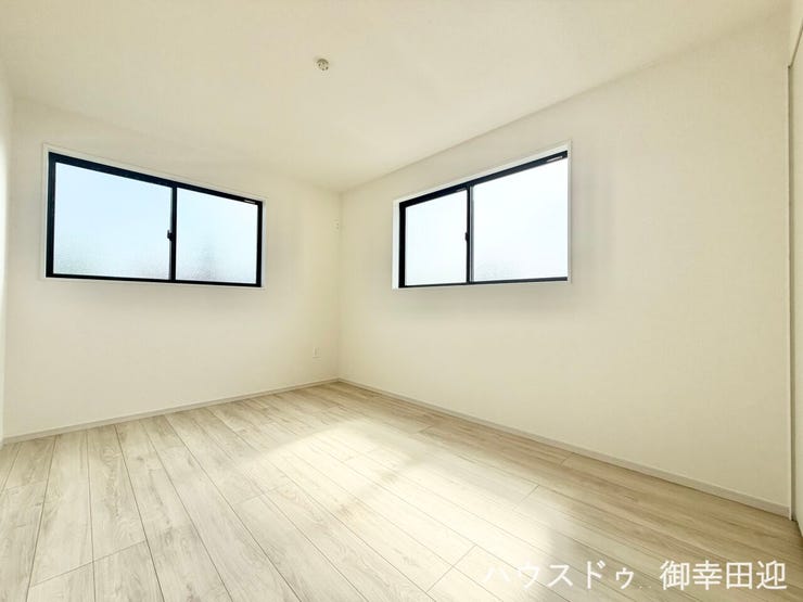 ■2階6帖洋室■寝室、書斎、趣味の部屋。家族の成長やライフスタイルに合わせ、様々な使い方ができる快適な空間です。