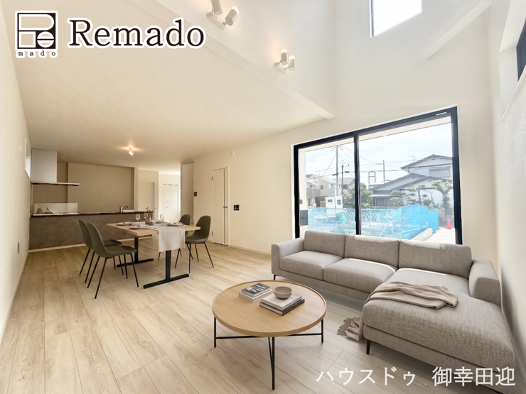 【リビング】
■家族の笑顔が集う中心地■お気に入りの家具を迎え、窓からは心地の良い光が差し込みます。※CGで家具を配置しています。