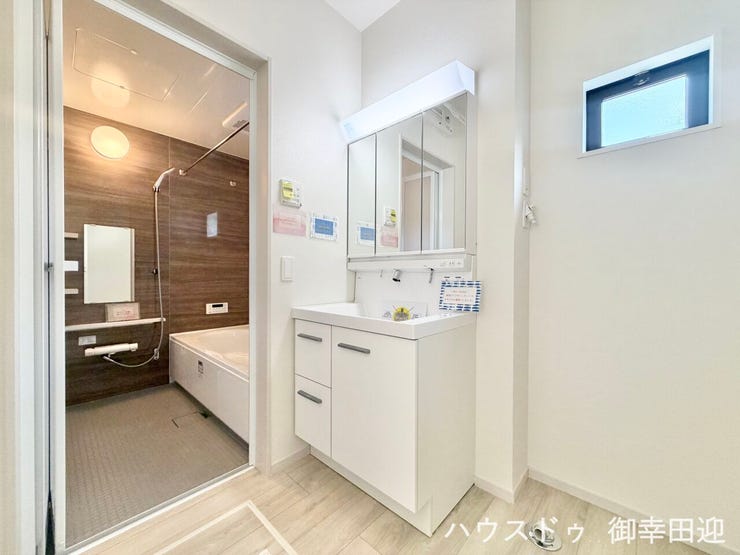 ■清々しいリフレッシュ空間■自分を磨き、気持ちを切り替える。心地よい光が差し込むプライベートスペース。