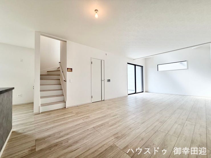 ■安らぎと笑顔の中心地■陽光が優しく降り注ぎ、会話が自然と弾む。ここでは、毎日が特別な時間へと変わります。