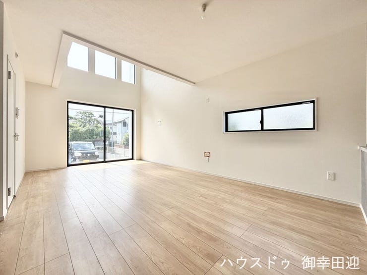 ■安らぎと笑顔の中心地■陽光が優しく降り注ぎ、会話が自然と弾む。ここでは、毎日が特別な時間へと変わります。