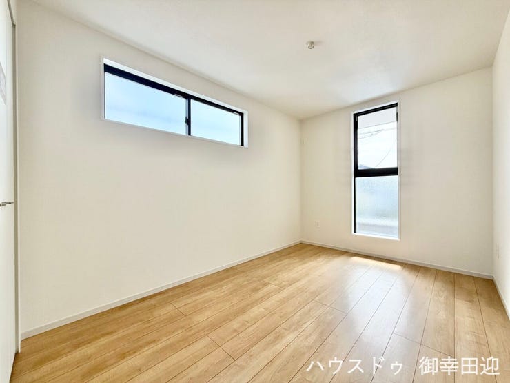 ■2階6帖洋室■寝室、書斎、趣味の部屋。家族の成長やライフスタイルに合わせ、様々な使い方ができる快適な空間です。