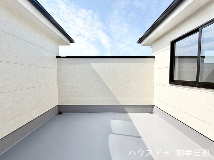 ■空の下の開放的な特等席■日光浴や読書、外の空気を感じながらリフレッシュ。暮らしを豊かにする、もう一つの心地よい空間です。