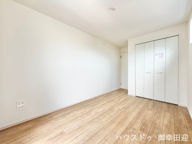 ■2階6帖洋室■寝室、書斎、趣味の部屋。家族の成長やライフスタイルに合わせ、様々な使い方ができる快適な空間です。