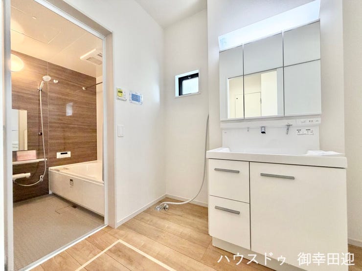 ■清々しいリフレッシュ空間■自分を磨き、気持ちを切り替える。心地よい光が差し込むプライベートスペース。