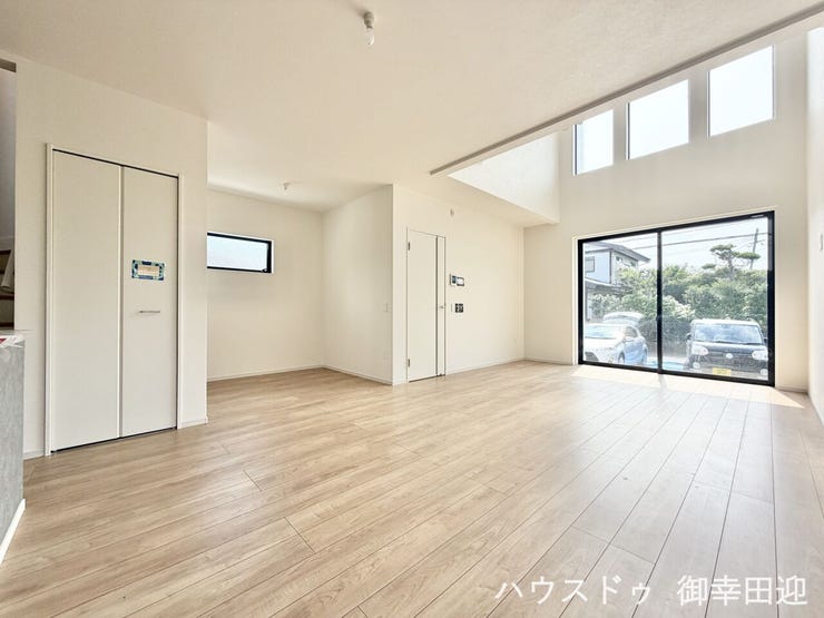■安らぎと笑顔の中心地■陽光が優しく降り注ぎ、会話が自然と弾む。ここでは、毎日が特別な時間へと変わります。
