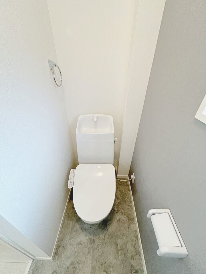 「温水洗浄機能付きの清潔感あるトイレにリフォームされました」