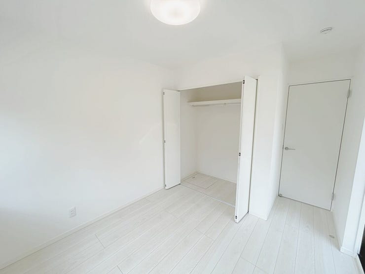 白を基調とした内装が光を反射し、明るく開放感のある住空間を演出します