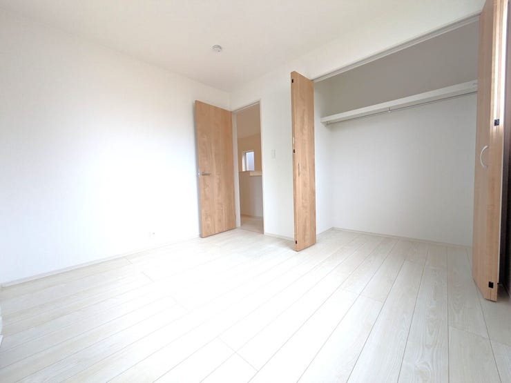 ■洋室(約5.25帖)■
子ども部屋にぴったりのサイズ感。クローゼット付きでお洋服や学用品の整理もラクラク。窓がついているため明るく風通しも◎。成長に合わせて長く使える、快適なプライベート空間です。