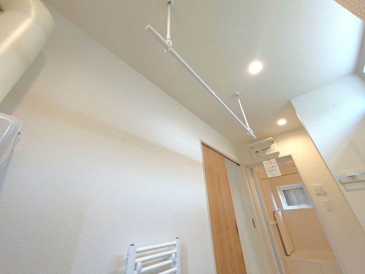 【洗面所】
洗面所に便利な吊下げ式の物干しがあります!洗濯機から出してその場でサッと干せるため、毎日の家事動線がスムーズになります。雨の日や夜間の部屋干しにも大活躍する、快適な住まいです。