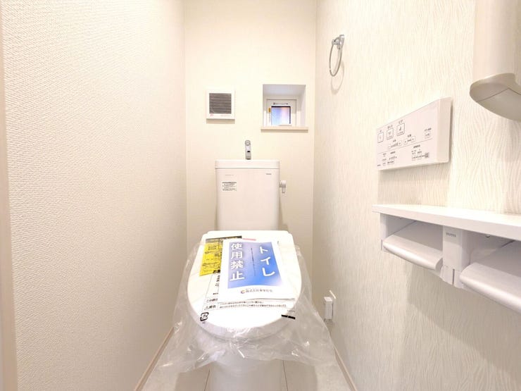 ■温水洗浄便座付きトイレ■
白を基調とした清潔感のある空間。シンプルな内装と、自然光が入る小窓が合わさり、圧迫感の少ない落ち着いた雰囲気に整えられています。毎日の快適な使用に配慮された仕様です。