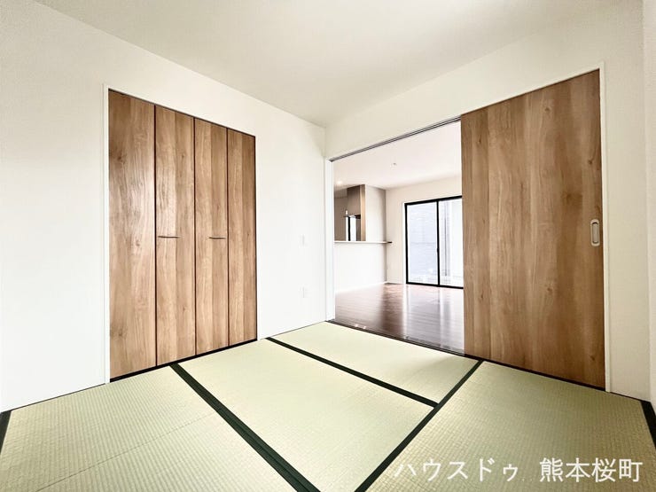 ■1階4.5帖和室■ゲストをもてなし、昼寝や家事にも使える、畳のぬくもりが心地よい多目的万能スペース。