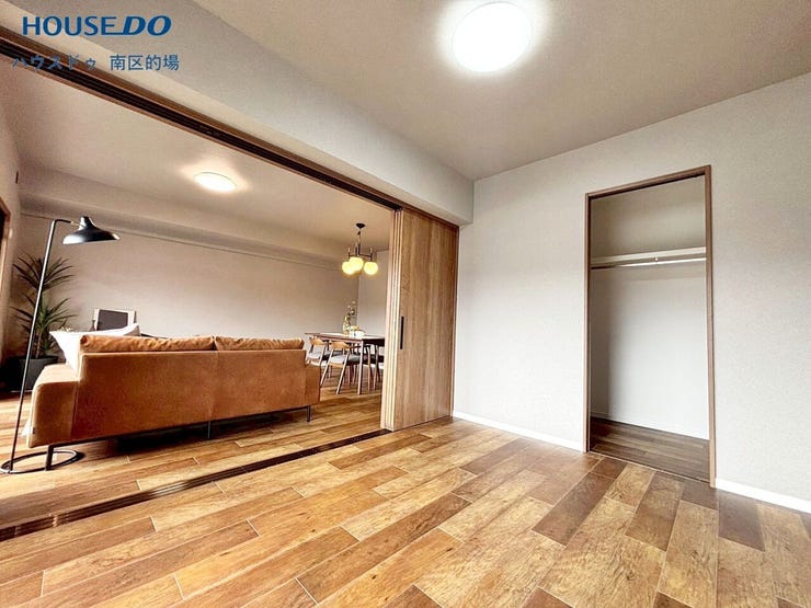 バルコニー側の大きな窓からたっぷり日差しが入る風通しの良い主寝室。