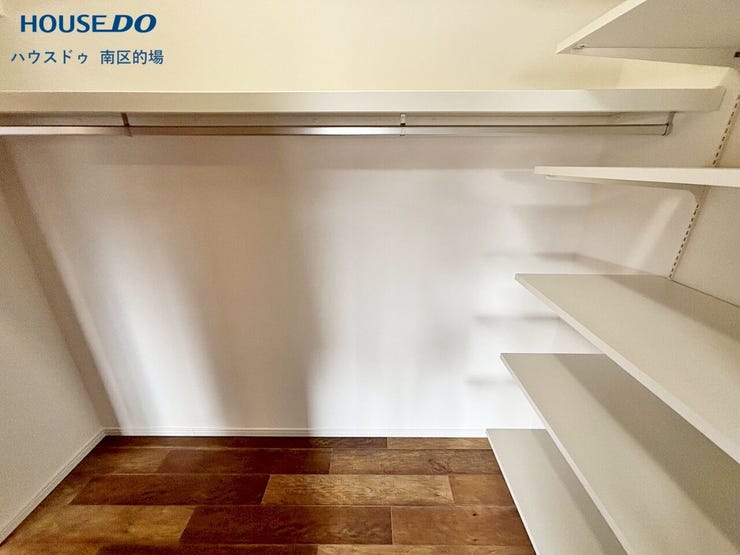 ウォークインクローゼットはお洋服はもちろんバッグや帽子を収納できる上部棚があり、たっぷりと収納できるのでシーズンごとに衣替えをする必要がありません。