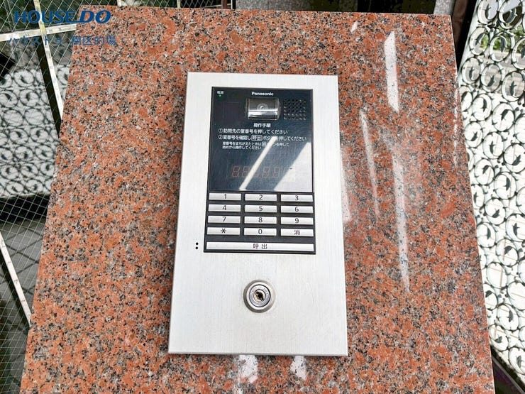 オートロックはインターフォンで来訪者を確認できるので、住民以外が建物に立ち入ることができづらく防犯対策の一つになります。